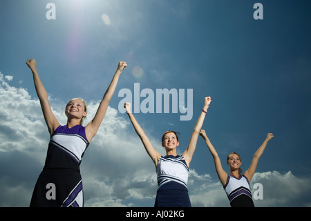 Cheerleader mit erhobenen Armen Stockfoto