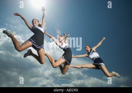 Drei Cheerleader springen Stockfoto