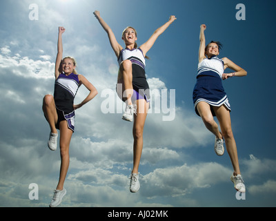 Drei Cheerleader springen Stockfoto