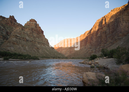 Fluss, der durch den Canyon, Colorado River, Moab, Utah, Vereinigte Staaten von Amerika Stockfoto