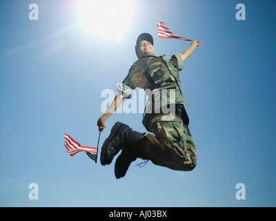 Weiblicher Soldat springen Stockfoto