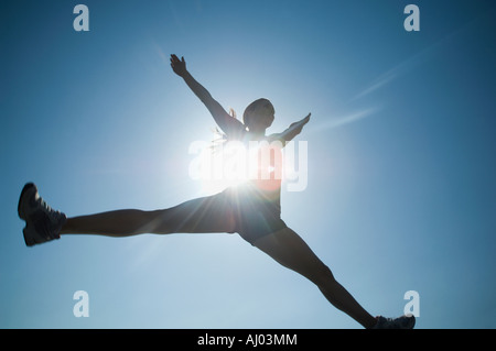 Niedrigen Winkel Ansicht von Frau springen Stockfoto