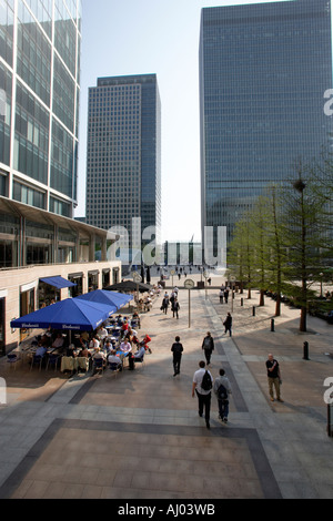 London-Büroangestellte beim Mittagessen im Straßencafé in London Docklands Stockfoto