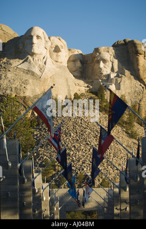 Reihen von Fahnen am Mount Rushmore Stockfoto