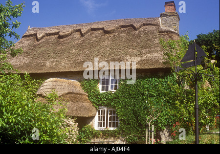 Reetdachhaus genannt Smugglers Cottage, erbaut aus Stein im Volksmund-Stil, in Tolverne auf der Roseland-Halbinsel in Cornwall im Vereinigten Königreich Stockfoto