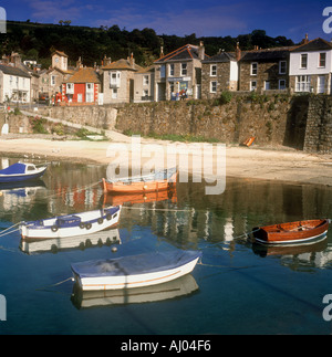 Angelboote/Fischerboote vertäut im Hafen von Mousehole Dorf in der Nähe von Penzance in West Cornwall in Großbritannien Stockfoto