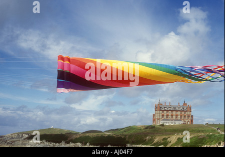 Drachen fliegen über Fistral Strand und Headland Hotel in Newquay an der Nordküste von Cornwall, UK Stockfoto