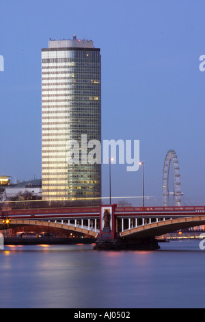 Millbank Tower, früher bekannt als Vickers-Turm auf der Themse in London England Stockfoto