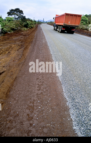 LKW-fahren über eine neu asphaltierte Straße, Prony Bay, Neu-Kaledonien. Stockfoto