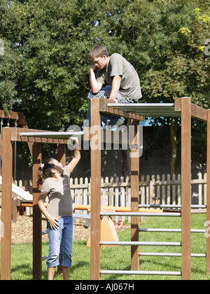 Zwei Jugendliche spielen auf dem Klettergerüst in ein Kinderspielplatz Stockfoto