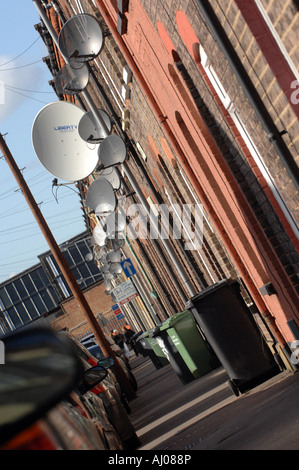 Reihenhäuser in Luton England bedeckt mit Satellitenschüsseln Stockfoto