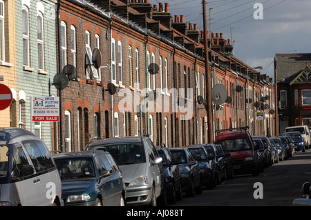 Reihenhäuser in Luton England bedeckt mit Satellitenschüsseln Stockfoto