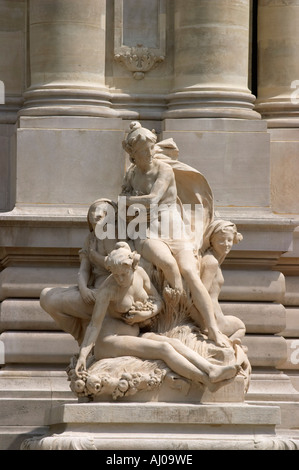 Statue an der Vorderseite des Palais De La découverte Paris Frankreich Stockfoto