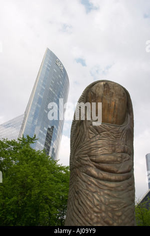 Le Pouce Skulptur an La Defense Paris Frankreich Stockfoto