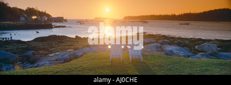 Gartenmöbel bei Sonnenaufgang am Maine Lobster Dorf Tenants Harbor Stockfoto