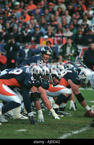 Denver Broncos Line-up für Snap, QB John Elway beim Spiel gegen die Miami Dolphins im Mile High Stadium Denver CO Stockfoto