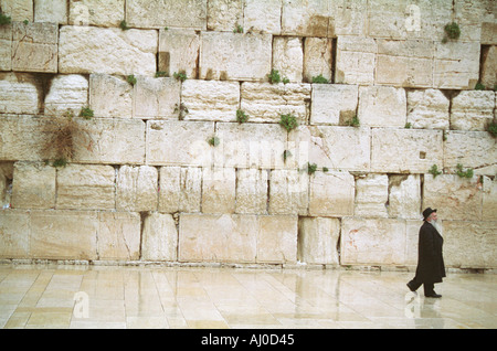 Orthodoxen jüdischen Mann geht vor der Klagemauer Jerusalem Israel Stockfoto