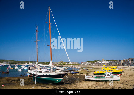 Boote-Yachten und marine Ambulanz Boot in Hugh Town Hafen St. Marys Isles of Scilly Cornwall England UK GB Stockfoto