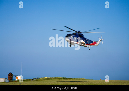 Hubschrauber landet auf dem St. Marys Flughafen auf den Inseln von Scilly Cornwall England UK United Kingdom GB Großbritannien britischen Inseln Stockfoto