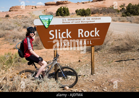 Jungs im Teenageralter bereitet die Fahrten der Slick Rock Trail in Moab Utah s Mekka zum Mountainbiken in den amerikanischen Westen Herr Stockfoto