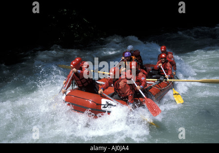 Rafting Abenteuer jungen Dora Baltea Fluss Villeneuve Valle d Aosta Italien Stockfoto
