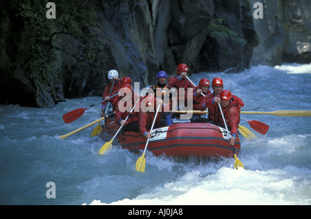 Rafting Abenteuer jungen Dora Baltea Fluss Villeneuve Valle d Aosta Italien Stockfoto