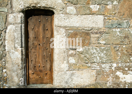 Kleine hölzerne Tür, St. Mellanus Kirche, Pfosten, Cornwall Stockfoto