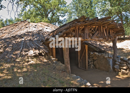 California Gold Country Amador County Indian Rock State Historic Park Miwok indische Roundhouse Schleifen Stockfoto