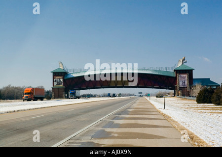 Nebraska NE USA The große Platte River Road Torbogen Monument ein Museum, das ist auch eine Brücke über die Interstate I 80 Stockfoto