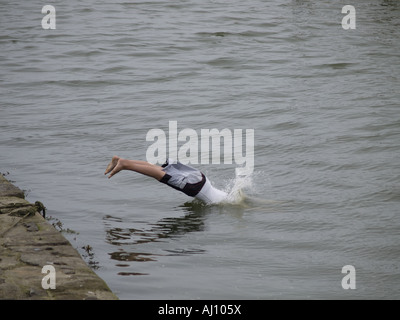 Junge ins Meer tauchen. Teilweise unter Wasser. Stockfoto