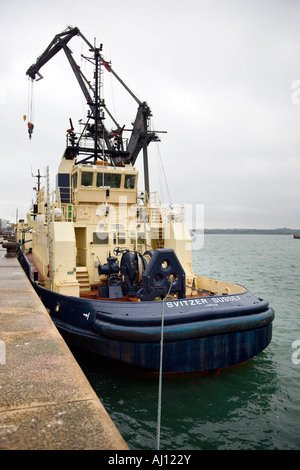 Blau-Creme Schlepper mit großen Schwimmkran im Hintergrund Stockfoto