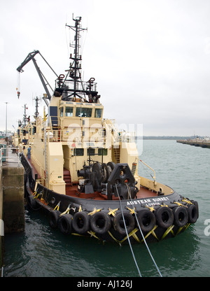Schwarz und Creme Schlepper mit großen Schwimmkran im Hintergrund Stockfoto