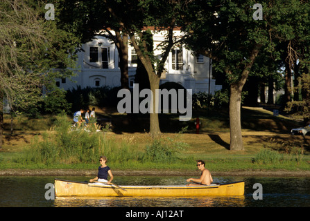PAAR KANUS AUF SEE DER INSELN IM HERZEN VON MINNEAPOLIS, MINNESOTA.  SOMMER. Stockfoto