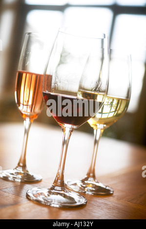 DREI GLÄSER WEIN AUF EINE TABELLE HINTERGRUNDBELEUCHTUNG MIT EINEM FENSTER Stockfoto