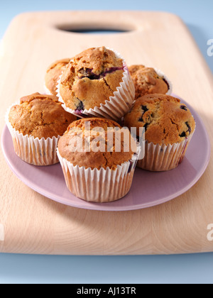 Schokoladen-Muffins auf einem Holzbrett Grafik redaktionelle Essen Stockfoto