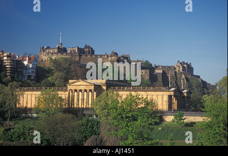 Schottland Edinburgh National Gallery Edinburgh Castle auf Hügel Stockfoto