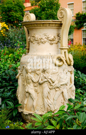 Großen Stein Urn Pflanzer in einem formalen Garten Stauden Rand in einem Landhaus Stockfoto