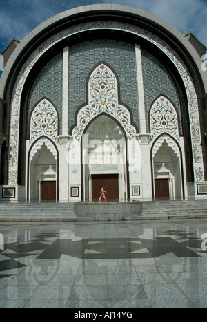 Ein Mann geht vor Eingang Federal Territory Moschee, Kuala Lumpur Malaysia. Stockfoto