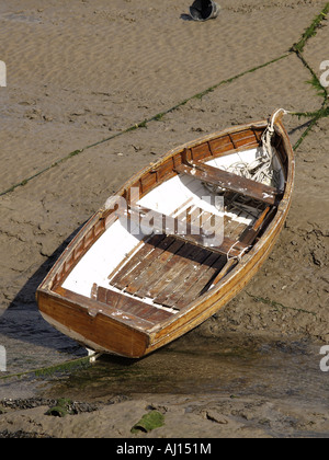 Alte hölzerne Ruderboot, Flut nachschlagen. Stockfoto