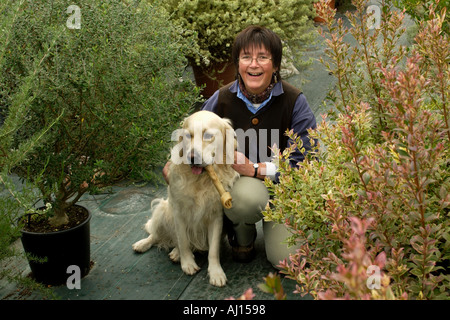 Kraut-Spezialist Jekka McVicar im Folientunnel an ihrem Bio-Kräuter-Bauernhof in der Nähe von Bristol England UK Stockfoto