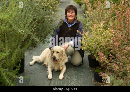 Kraut-Spezialist Jekka McVicar im Folientunnel an ihrem Bio-Kräuter-Bauernhof in der Nähe von Bristol England UK Stockfoto