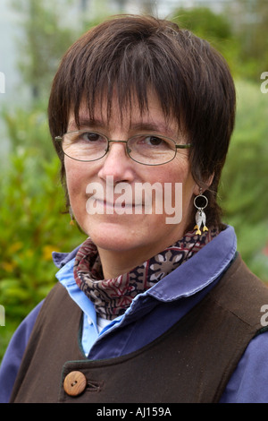 Kraut-Spezialist Jekka McVicar im Folientunnel an ihrem Bio-Kräuter-Bauernhof in der Nähe von Bristol England UK Stockfoto