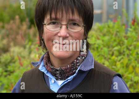 Kraut-Spezialist Jekka McVicar im Folientunnel an ihrem Bio-Kräuter-Bauernhof in der Nähe von Bristol England UK Stockfoto