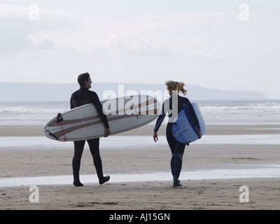 Zwei Surfer zu Fuß in Richtung Meer mit ihrem Surfbrett unter dem Arm Stockfoto