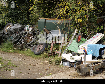 Haufen Müll hinter einer Hecke Stockfoto