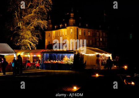 Weihnachtsmarkt im Garten von Schloss Dyck in der Nähe von Düsseldorf. Stockfoto