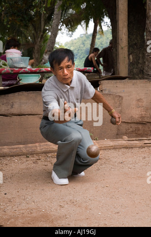 Jumbo Tuk Tuk oder Taxi Fahrer entspannt bei einer Partie Boule in Luang Prabang Laos Stockfoto