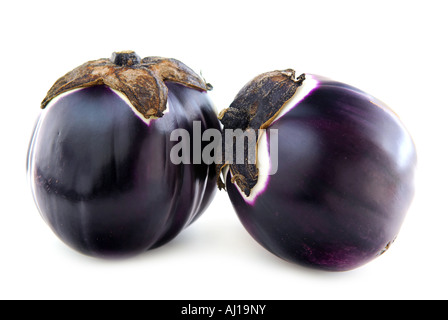 Zwei Runde Auberginen Prosperosa isoliert auf weißem Hintergrund Stockfoto