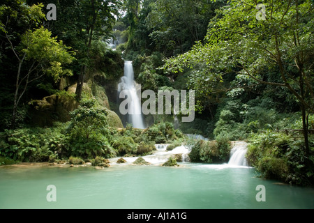 Pool und Wasserfall in der Tat Kuang Si Wasserfall-System in der Nähe von Luang Prabang in Laos Stockfoto