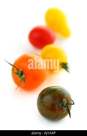 Bunte Kirschtomaten isoliert auf weißem Hintergrund Stockfoto